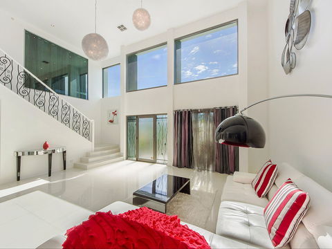 Riviera Waters Broadbeach - Vogue Holiday Homes - Darwin Holiday 1