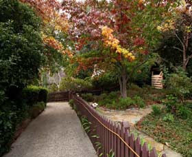 Anne Hathaways Cottage - Darwin Holiday 1