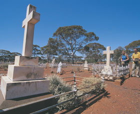 Coolgardie Cemetery - Darwin Holiday 0