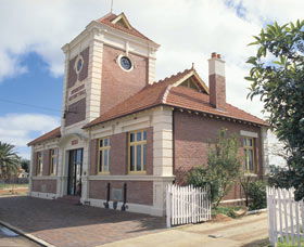 Merredin Town Hall - Darwin Holiday 0
