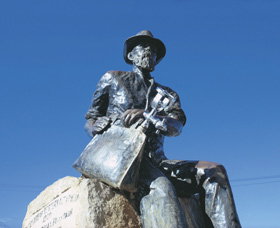 Paddy Hannans Statue - Darwin Holiday 0