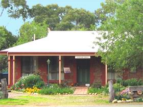 Stacey Studio Gallery & Almond Grove B&B - Darwin Holiday 0