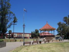 Gladstone Square - Darwin Holiday 0