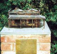 Sculpture Of Beetaloo Reservoir Hotel - Darwin Holiday