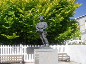 Alexander Cameron Statue - Darwin Holiday 0