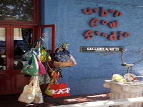 Urban Cow Studio - Darwin Holiday 0