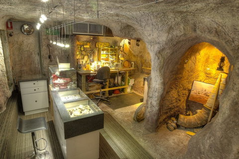 Unique Opal And Diamond Mine  - The Underground Opal Mine - Darwin Holiday 1