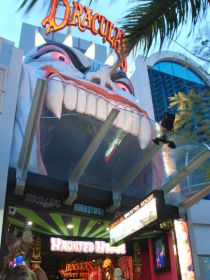 Draculas Haunted House - Darwin Holiday 0