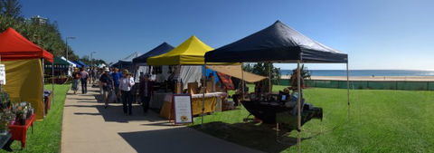 Coolangatta Beachfront Markets - Darwin Holiday 7