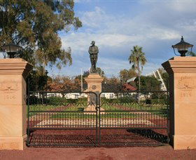 Dalby War Memorial And Gates - Darwin Holiday 0