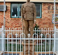 Soldier Statue Memorial Chinchilla - Darwin Holiday