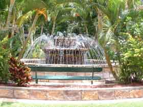 Bauer And Wiles Memorial Fountain - Darwin Holiday 0