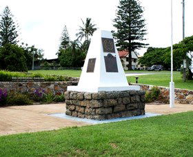 Dunwich War Memorial - Darwin Holiday 0