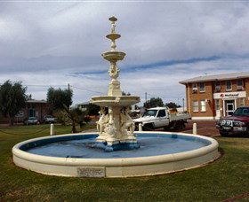 Cunnamulla War Memorial Fountain - Darwin Holiday 0