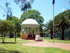 Kingaroy Memorial Park - Darwin Holiday 0
