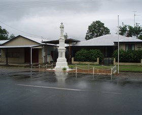 Finch Hatton War Memorial - Darwin Holiday 0