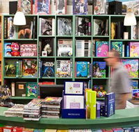 Lorne Beach Books - Darwin Holiday