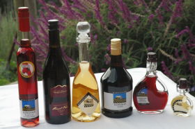 Hartzview Vineyard Heritage Pickers Hut Village - Darwin Holiday 0