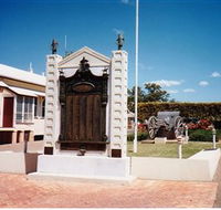 Gayndah War Memorial - Darwin Holiday