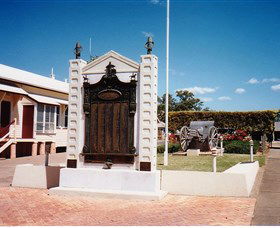Gayndah War Memorial - Darwin Holiday 0