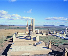 Victor Denton War Memorial - Darwin Holiday 0