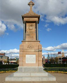 Warwick War Memorial And Gates - Darwin Holiday 1