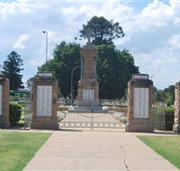 Warwick War Memorial and Gates - Darwin Holiday