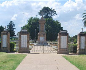 Warwick War Memorial And Gates - Darwin Holiday 0