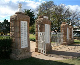 Warwick War Memorial And Gates - Darwin Holiday 2