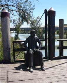Captain John Egge Statue - Darwin Holiday 0