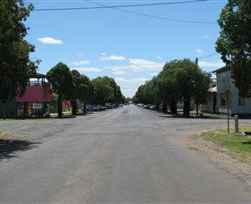 War Memorial And Heroes Avenue, Roma - Darwin Holiday 3