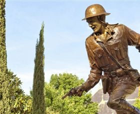 Private Robert Mactier Statue - Darwin Holiday 1