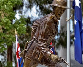 Private Robert Mactier Statue - Darwin Holiday 2