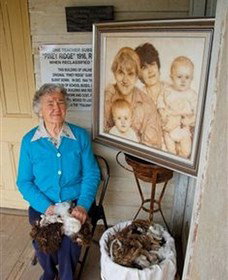 Doris Golder Wool Art Gallery - Darwin Holiday 3