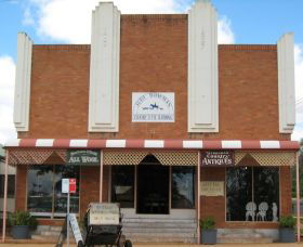 Talbragar Country Antiques - Darwin Holiday 0