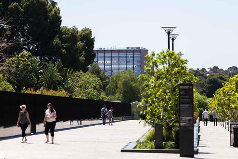 Adelaide 90-Minute Pedicab Tour: Scenic Green & River Experience - Darwin Holiday 4