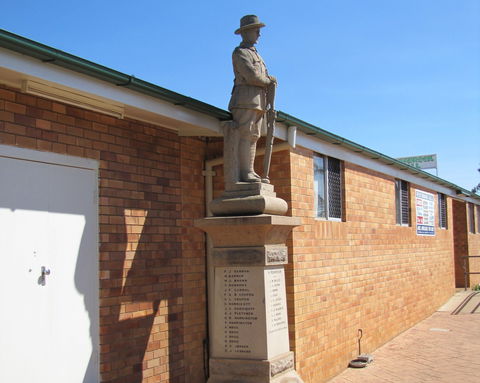 Westbrook War Memorial - Darwin Holiday 0