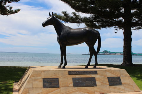 Makybe Diva Statue - Darwin Holiday 0