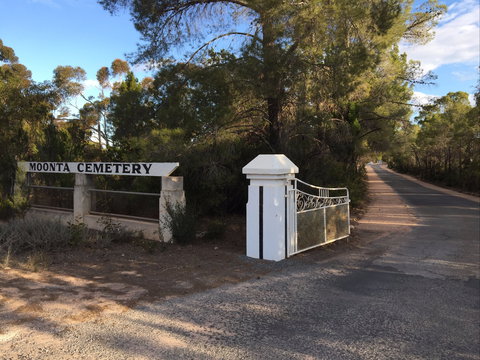 Moonta Cemetery - Darwin Holiday 0