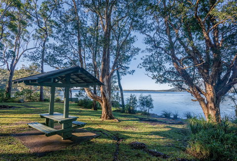 Queens Lake Picnic Area - Darwin Holiday 0