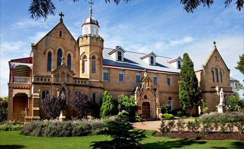 Abbey Of The Roses - Darwin Holiday 0