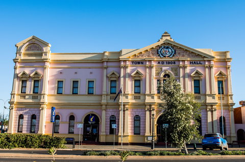 Kalgoorlie Town Hall - Darwin Holiday 0