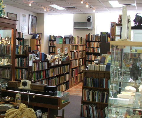 Mr Pickwicks Fine Old Books - Darwin Holiday 0