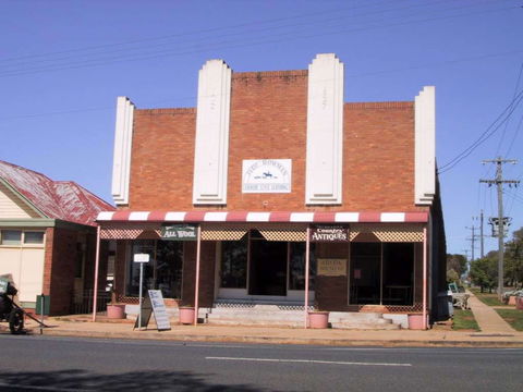 Talbragar Country Antiques - Darwin Holiday 0