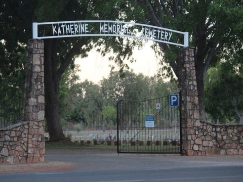 Katherine Cemetery - Darwin Holiday 1
