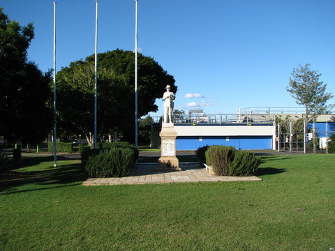 Oxley War Memorial - Darwin Holiday 0