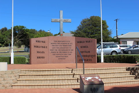 Port Lincoln War Memorial - Darwin Holiday 0
