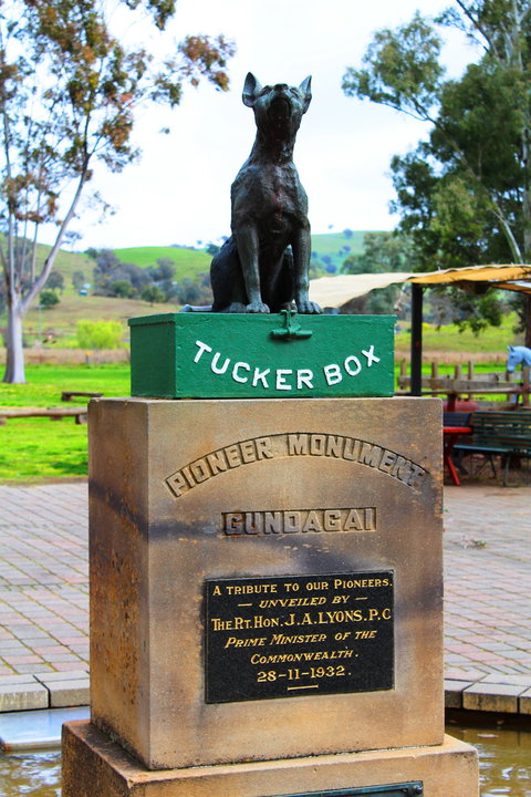 The Dog On The Tucker Box - Darwin Holiday 0