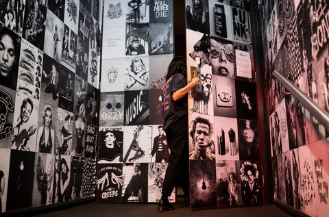 The Vanguard - Darwin Holiday 0