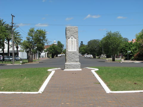 War Memorial And Heroes Avenue, Roma - Darwin Holiday 0